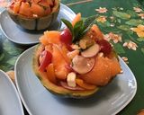 Une image de l'étape 14 de Melon farci aux tomates bicolores, feta, radis et menthe fraîche.