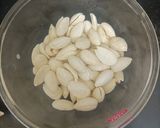 बादाम मिल्कशेक (Badam milkshake recipe in Hindi) रेसिपी चरण 2 फोटो