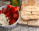 Foto del paso 1 de la receta: Merienda fácil— ensalada de verduras crudas, feta y pan de pita