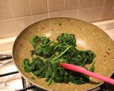 Foto del passaggio 2 della ricetta Sformato di cipolle caramellate, gorgonzola e spinaci