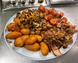 Une image de l'étape 16 de Rouelle de porc confite aux pommes de terre, carottes et champignons.
