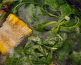 Foto langkah ke 3 dari resep Sayur Bening Bayam Jagung.