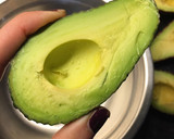 Foto del paso 1 de la receta: Sándwiches rápidos de Hulk con aguacate y jamón 🥑 🥪