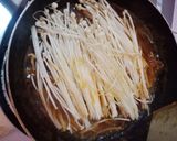 Foto langkah ke 4 dari resep Jamur Enoki Saos Pedas.