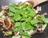 Foto del paso 3 de la receta: Salteado de pack choi y shiitake con huevo pochado