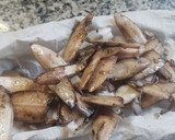 Foto del paso 1 de la receta: Sepionets flamejades amb favetes, ceba i tomata