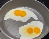 Hình bước làm 1 của món Mâm cơm EatWell: Bò xào, trứng ốp, cải chíp xào