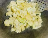 A picture of step 2 of Aloo Gobhi fry.
