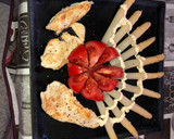 Foto del paso 1 de la receta: Pechuga de pollo a la plancha con flor de tomate y espárragos blancos