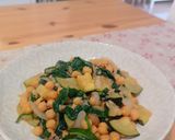 Foto del paso 2 de la receta: Salteado de garbanzos con espinacas y calabacín