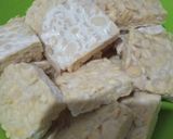 Foto langkah ke 1 dari resep Tempe Goreng Kecap Bawang Bombay.