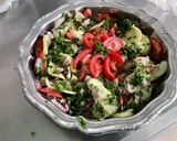 Une image de l'étape 12 de Salade de tomates et concombre à l’oignon rouge et persil.