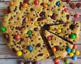 Foto del passaggio 3 della ricetta Biscottone con cioccolato,M&M's e frutta secca