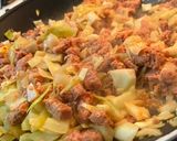 Foto del passaggio 2 della ricetta Gnocchi con cavolo cappuccio e macinato di soia