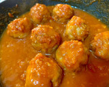 Foto del paso 4 de la receta: Albóndigas de pollo y berenjena con salsa de tomate