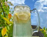 Foto langkah ke 3 dari resep Fresh Squeezed Lemonade.