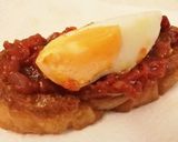Foto del paso 10 de la receta: Huevos duros  con sofrito de tomate y pan frito