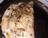 Foto del paso 3 de la receta: Omelette de zapallitos verdes, morrón y cebolla😋