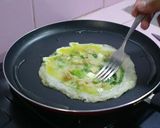 Foto langkah ke 6 dari resep Martabak Telor Sosis Enak dan Sederhana.