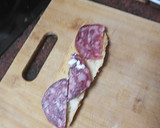Foto del paso 2 de la receta: Tostas de salchichón y queso de cabra