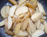 Foto langkah ke 4 dari resep Beef Garlic Butter & Potato Wedges.