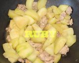 Hình bước làm 3 của món Bí ngòi sữa xào thịt gà