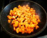 Foto del paso 2 de la receta: Calabaza con jamón curado y huevos camperos 🎃 🥚