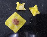 Hình bước làm 3 của món Buổi sáng hoành thánh nhân tôm thịt, hoành thánh chiên