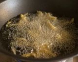 A picture of step 4 of Kandha bhajiya.
