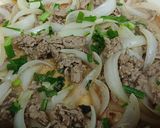 Hình bước làm 1 của món Mì trứng xào bò và hành tây