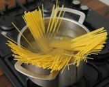 Klasszikus spagetti carbonara recept fázis 3 fotója