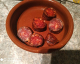 Foto del paso 1 de la receta: Chorizo y morcilla al microondas con huevo frito