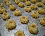 Foto langkah ke 4 dari resep Strawberry Cheese Thumbprint Cookies.