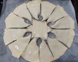 Foto del paso 4 de la receta: Girasol de hojaldre con chocolate y glaseado
