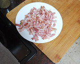 Foto del paso 1 de la receta: Pizza de espinacas, cebolla, bacon y aceitunas negras