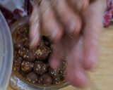 صورة لخطوة 4 من وصفة معمول العيد بتمر ومعمول بجوز