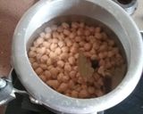 A picture of step 1 of Chole with stuffed bhature.