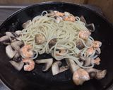 Foto langkah ke 5 dari resep Sphagetti Mushroom Cream Sauce with Shrimp 🍤.