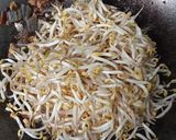 Foto langkah ke 3 dari resep Tumis Toge Ikan Asin.