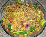 Foto langkah ke 3 dari resep Bihun + Ece (Kerang) Masak Saus Tiram.