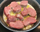 Foto del paso 1 de la receta: Solomillo encebollado a la crema de queso "Castello" trufado