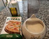 Foto del paso 2 de la receta: Masa de pizza con multisemillas casera con queso de untar y verduras