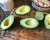 Foto del paso 3 de la receta: Palta/aguacate relleno con camarones