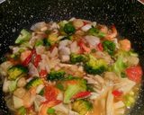 Foto langkah ke 3 dari resep Tumis jamur merang brokoli udang.