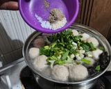 Foto langkah ke 5 dari resep Sup Bakso Tahu Kemerdekaan.