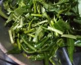 Foto langkah ke 3 dari resep Tumis kangkung saus Tiram.