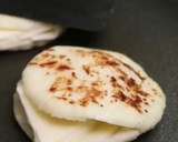 Foto del paso 2 de la receta: Arepas rellenas con queso