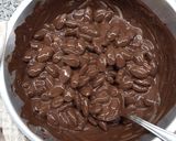 Foto del passaggio 3 della ricetta Mandorle tostate ricoperte di cioccolato 🍫