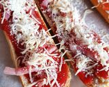 Une image de l'étape 2 de Pizzas 🍕 baguettes tomates 🍅 et crème fraîche saumon.