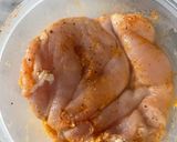 صورة لخطوة 1 من وصفة -صدر الدجاح بصوص الزبادي والبقدونس 🍗☘️!